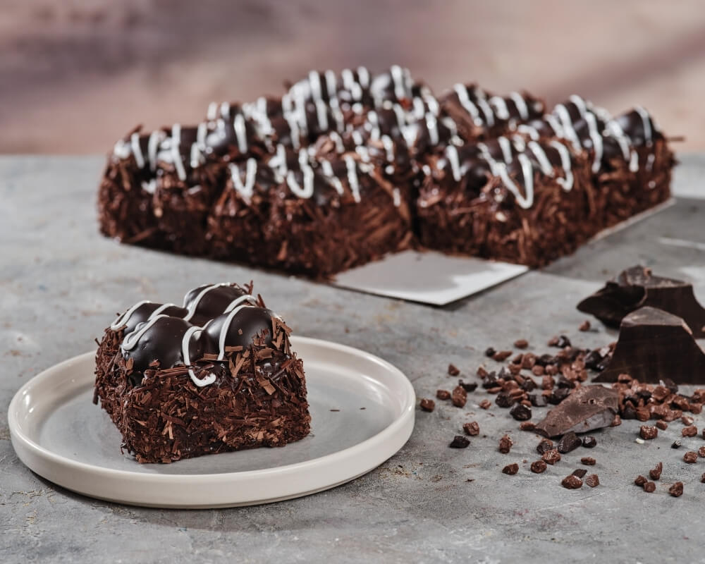 SİYAH PROFİTEROLLÜ PASTA